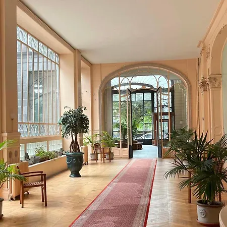 Dans L'ancien Palace Du Mont-dore Apartment *