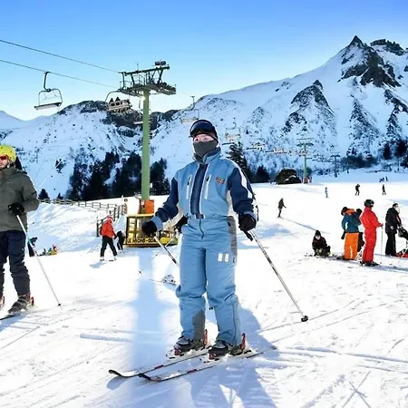 Dans L'ancien Palace Du Mont-dore Apartment